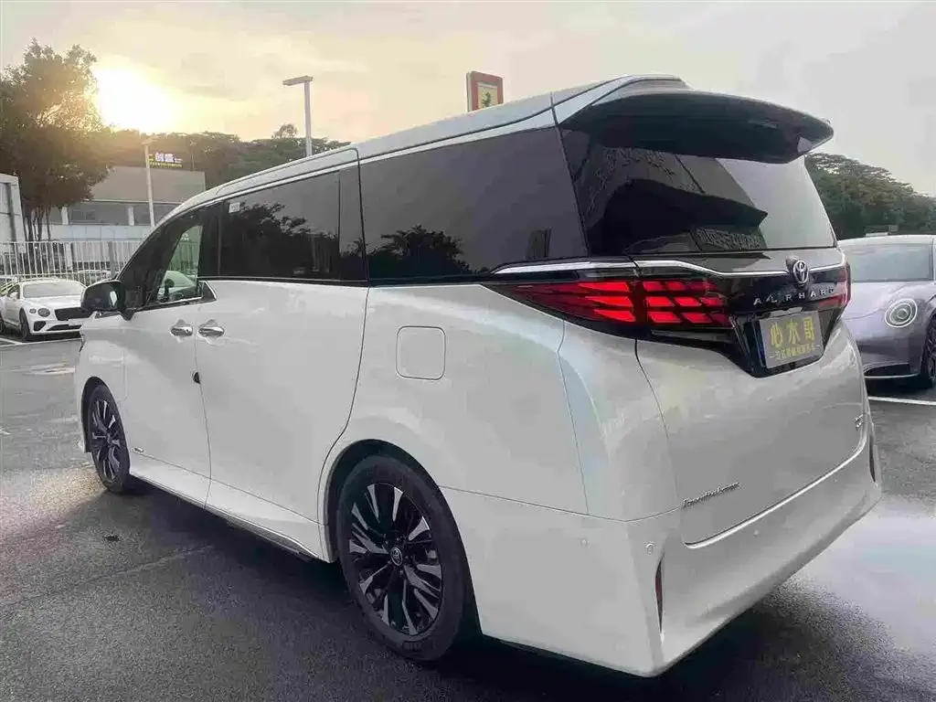 Toyota Alphard — фото 5