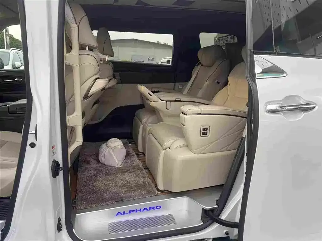 Toyota Alphard — фото 9