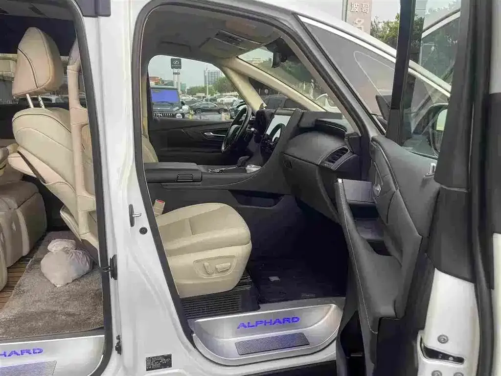 Toyota Alphard — фото 7