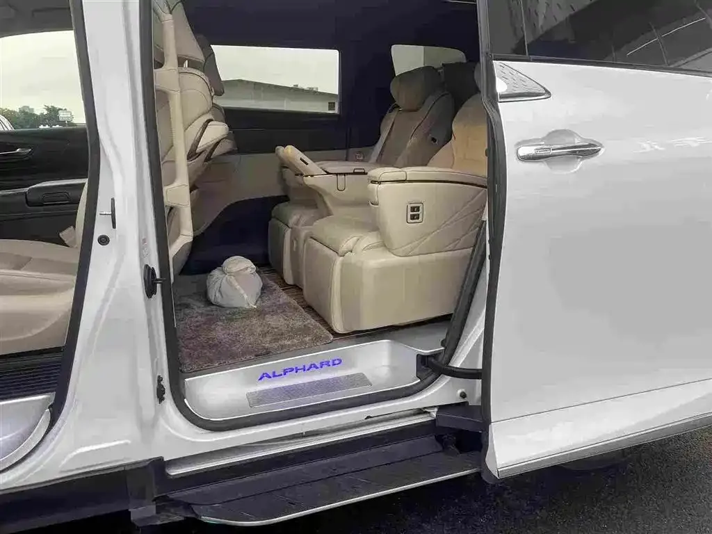 Toyota Alphard — фото 4