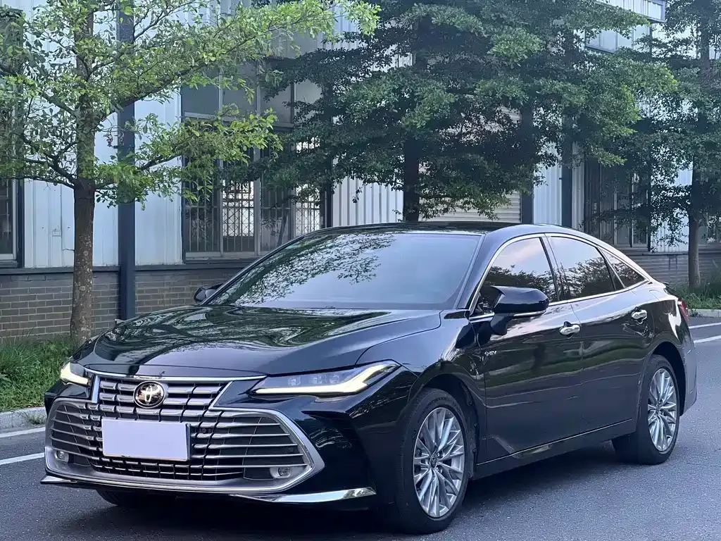 Toyota Avalon — фото 1