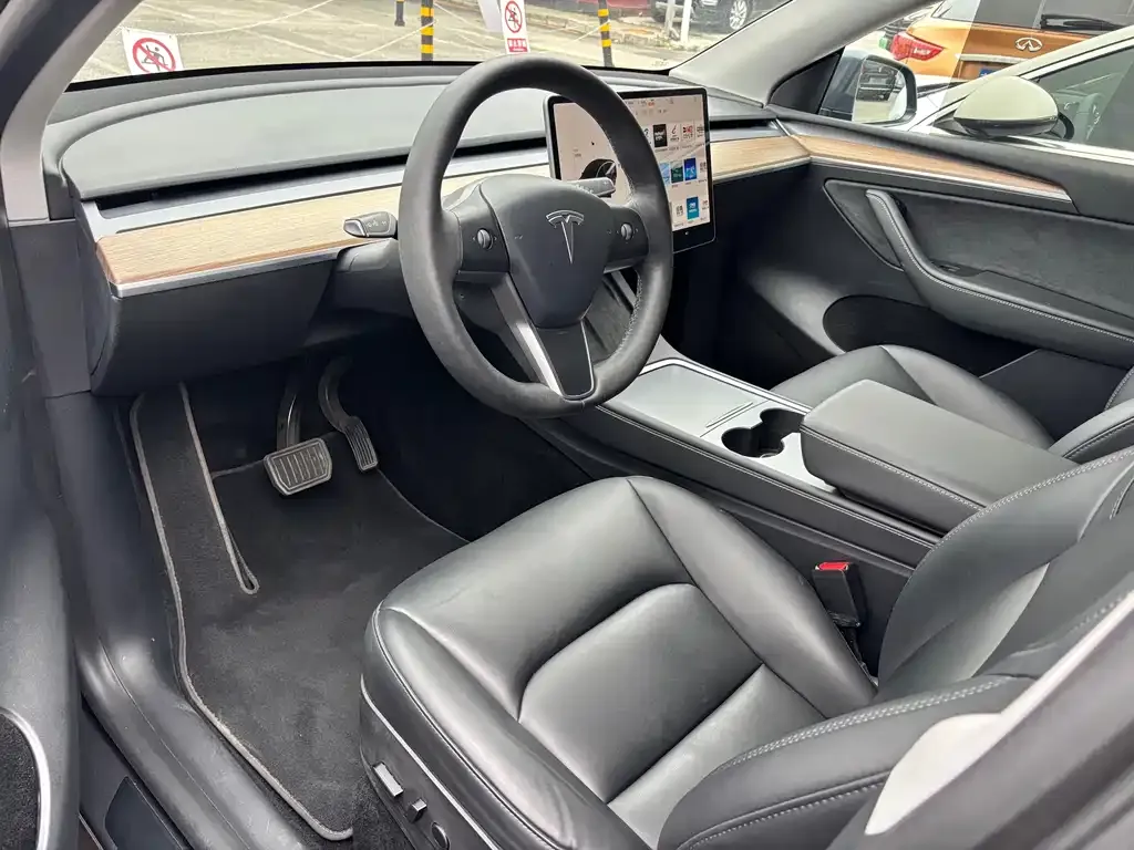 Tesla Model Y — фото 6