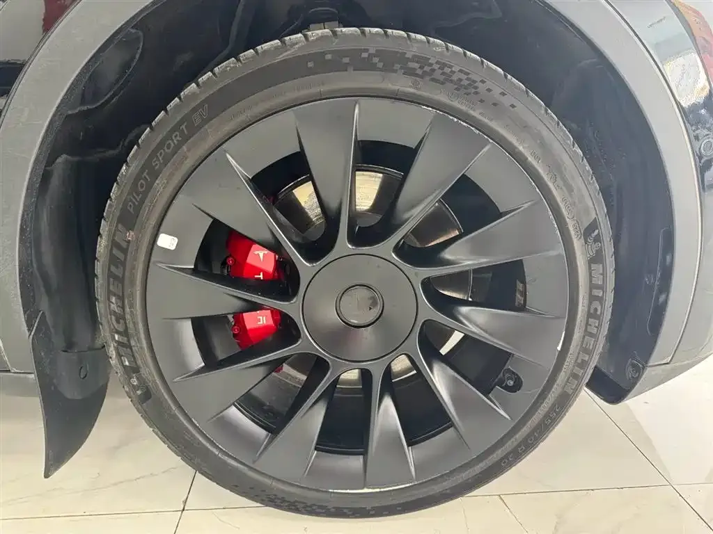 Tesla Model Y — фото 6