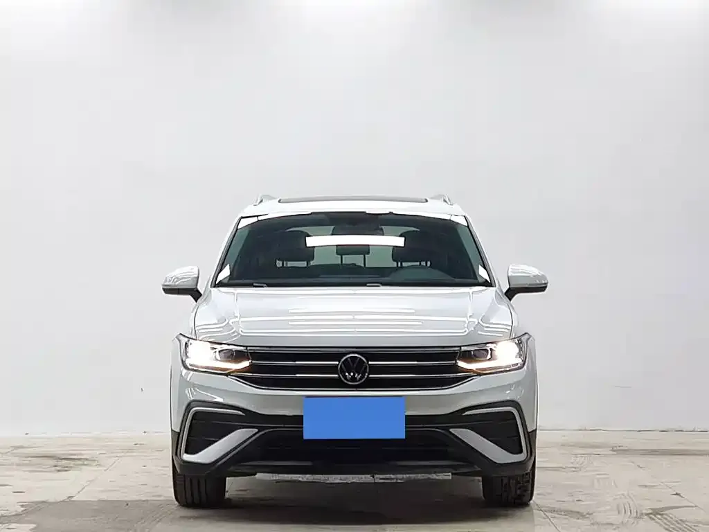 Volkswagen Tiguan L — фото 10