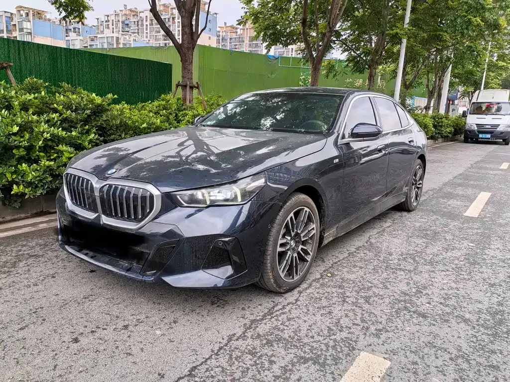BMW 5 Series — фото 1