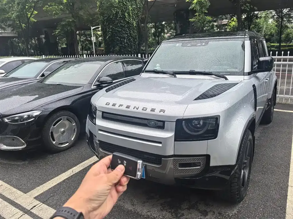 Land Rover Defender — фото 1