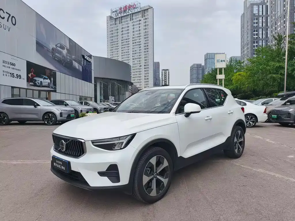 Volvo XC40 — фото 1