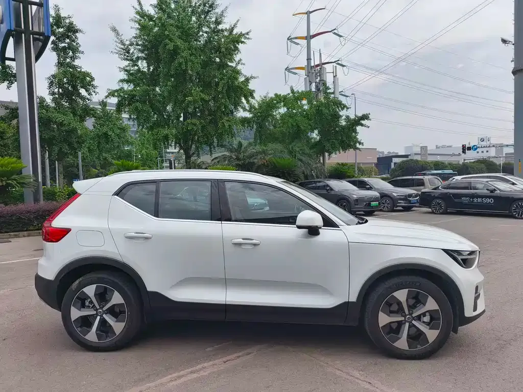 Volvo XC40 — фото 2
