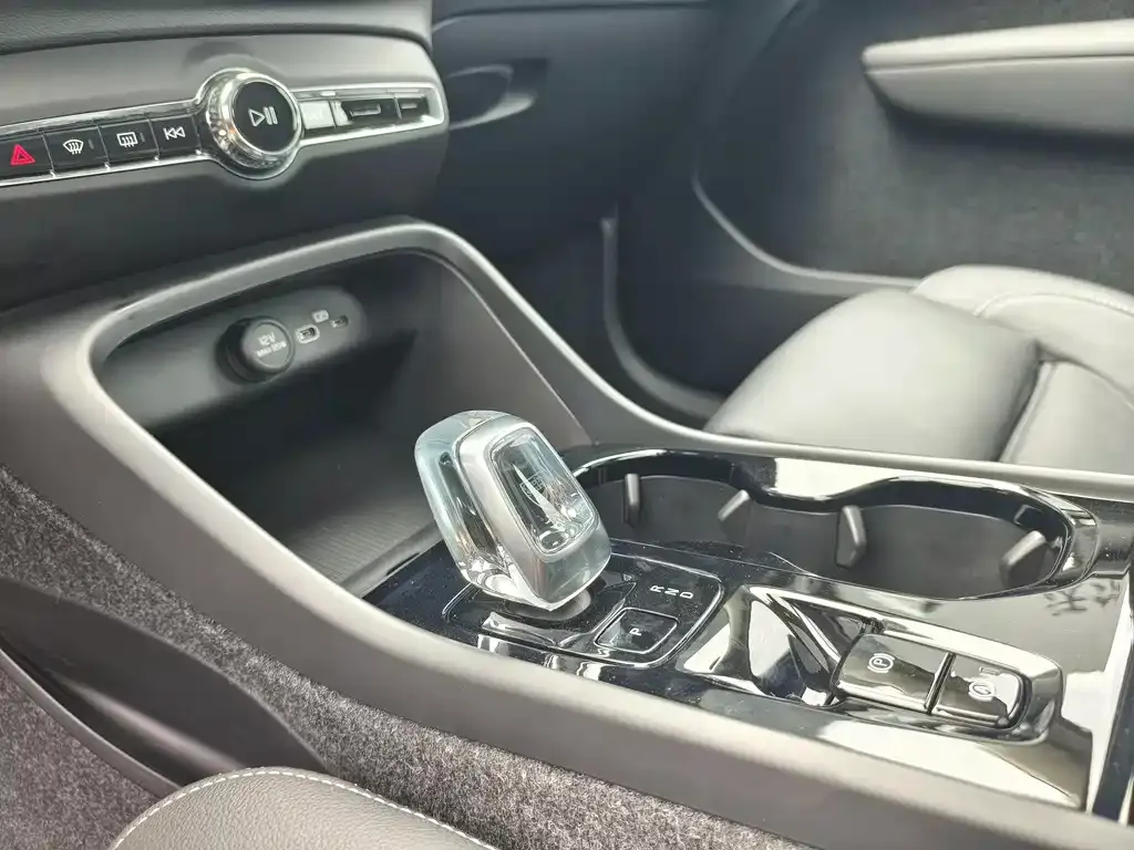 Volvo XC40 — фото 10