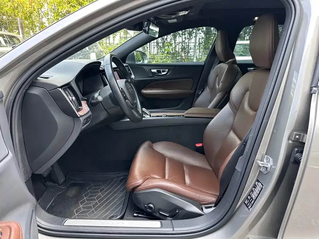 Volvo V60 2021 из CN, фото 4