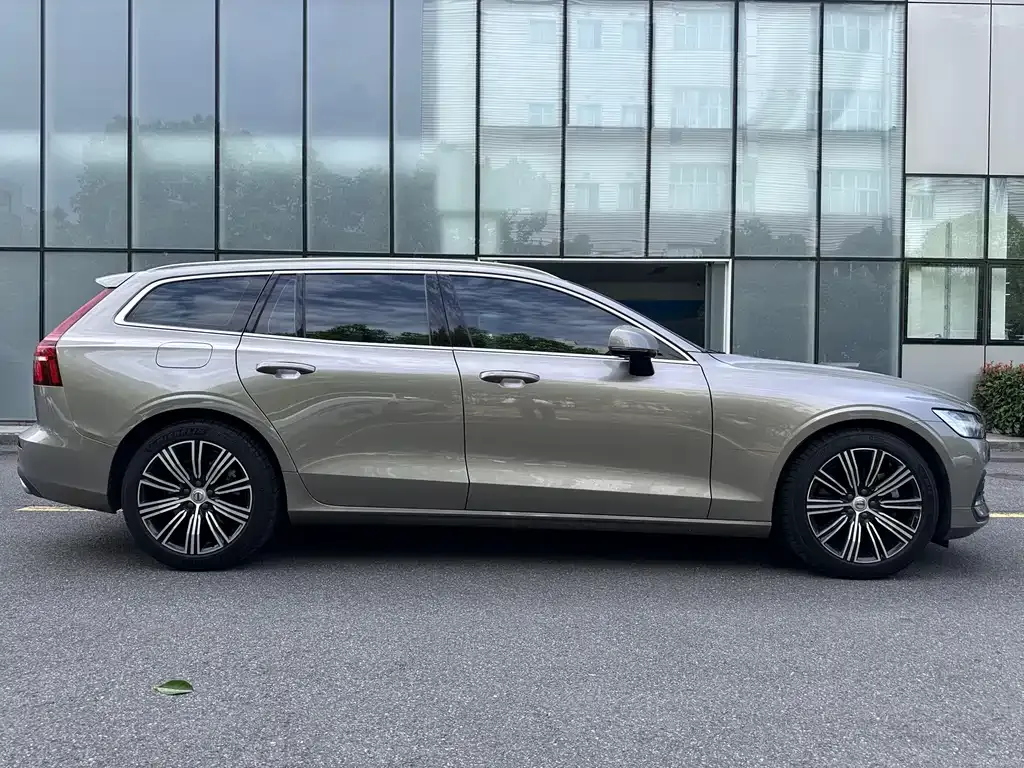 Volvo V60 2021 из CN, фото 2