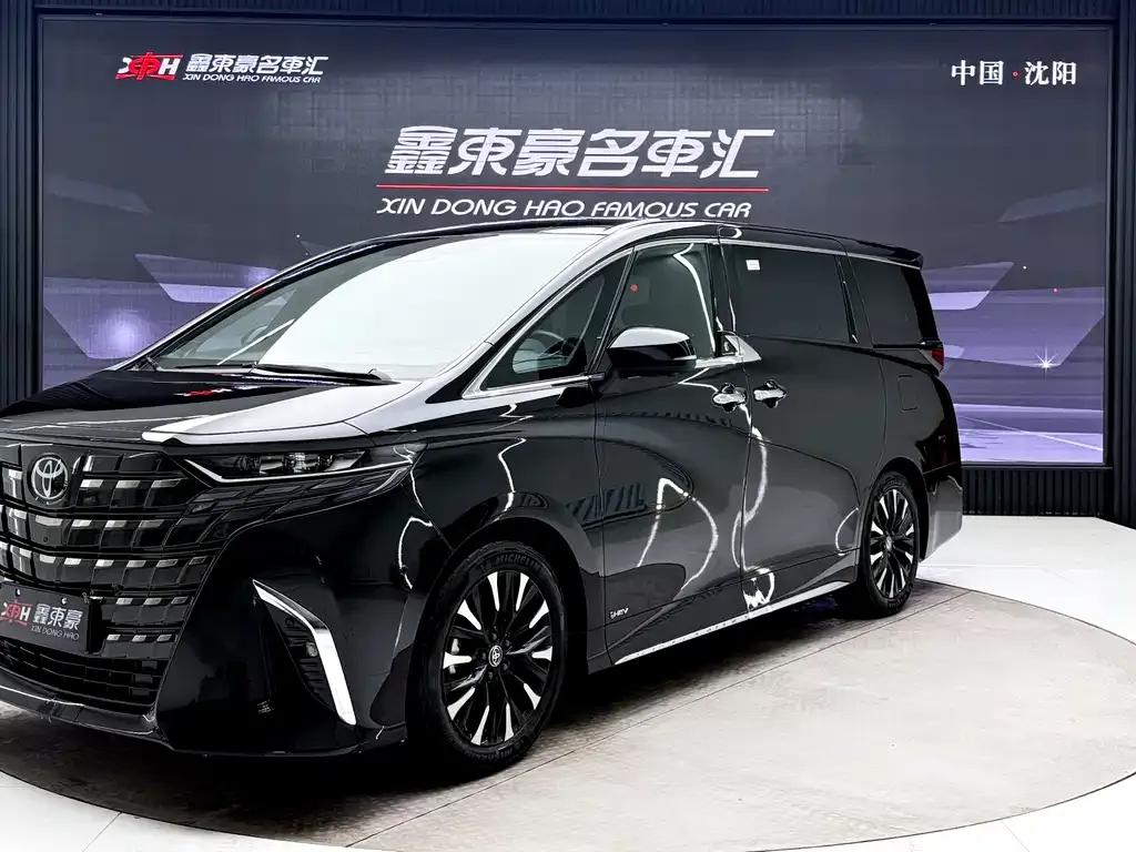 Toyota Alphard — фото 1