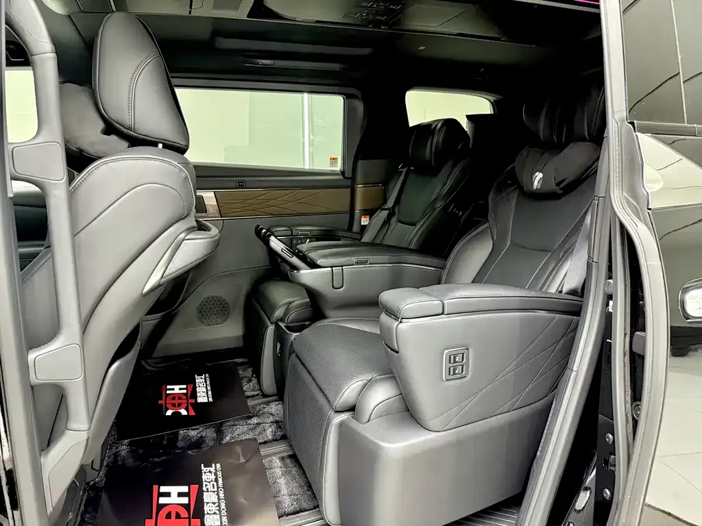 Toyota Alphard — фото 9