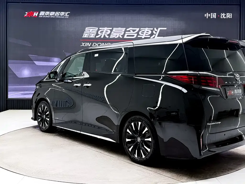 Toyota Alphard — фото 2