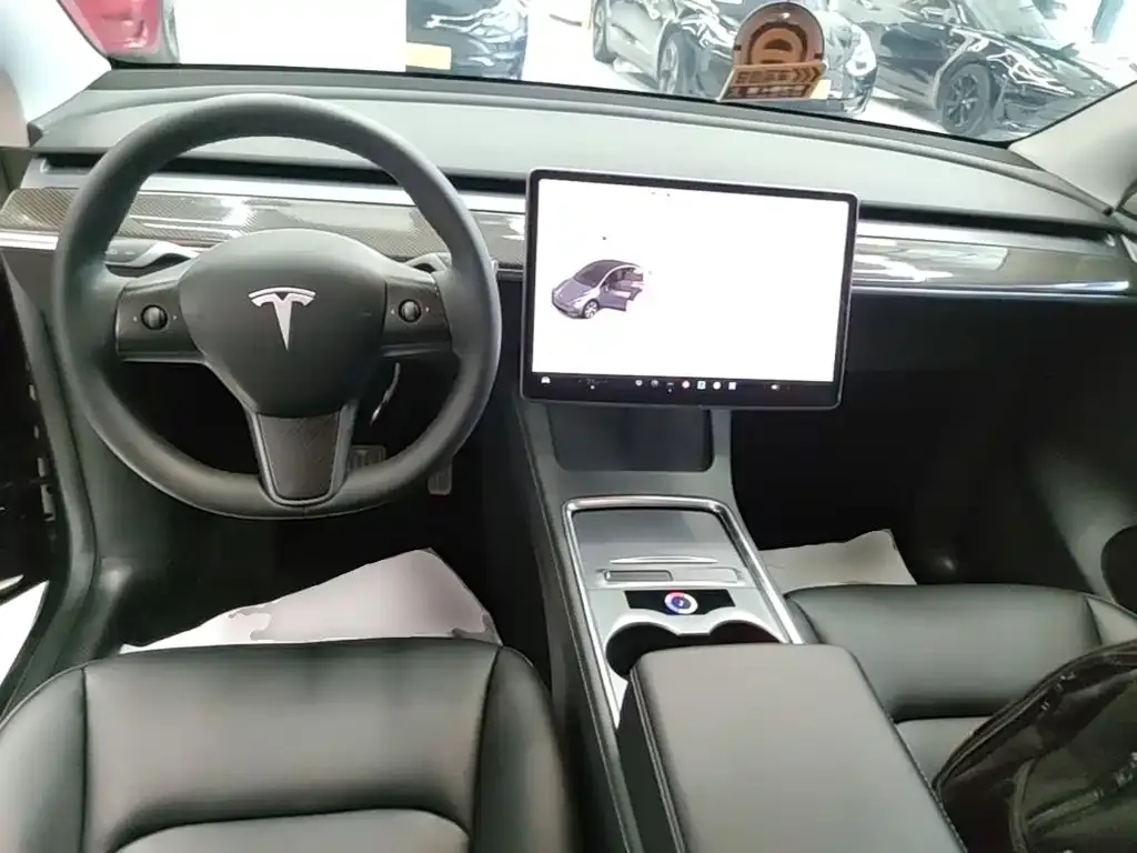 Tesla Model Y — фото 10