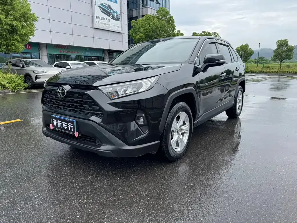 Toyota RAV4 — фото 1
