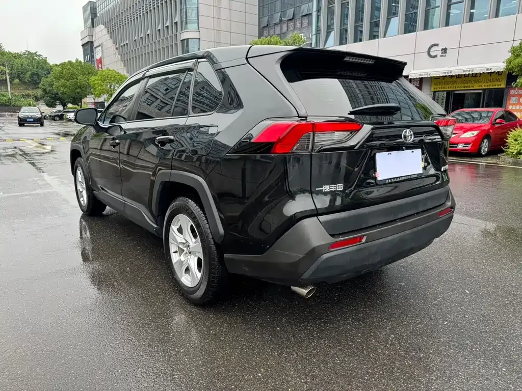 Toyota RAV4 — фото 10