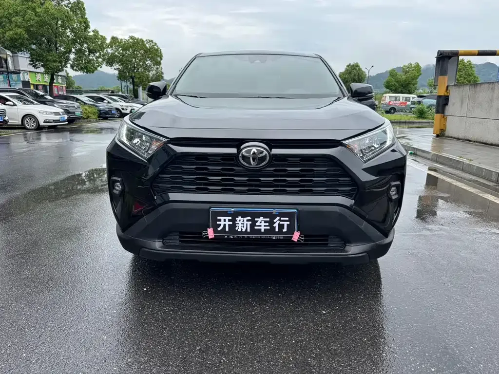 Toyota RAV4 — фото 7
