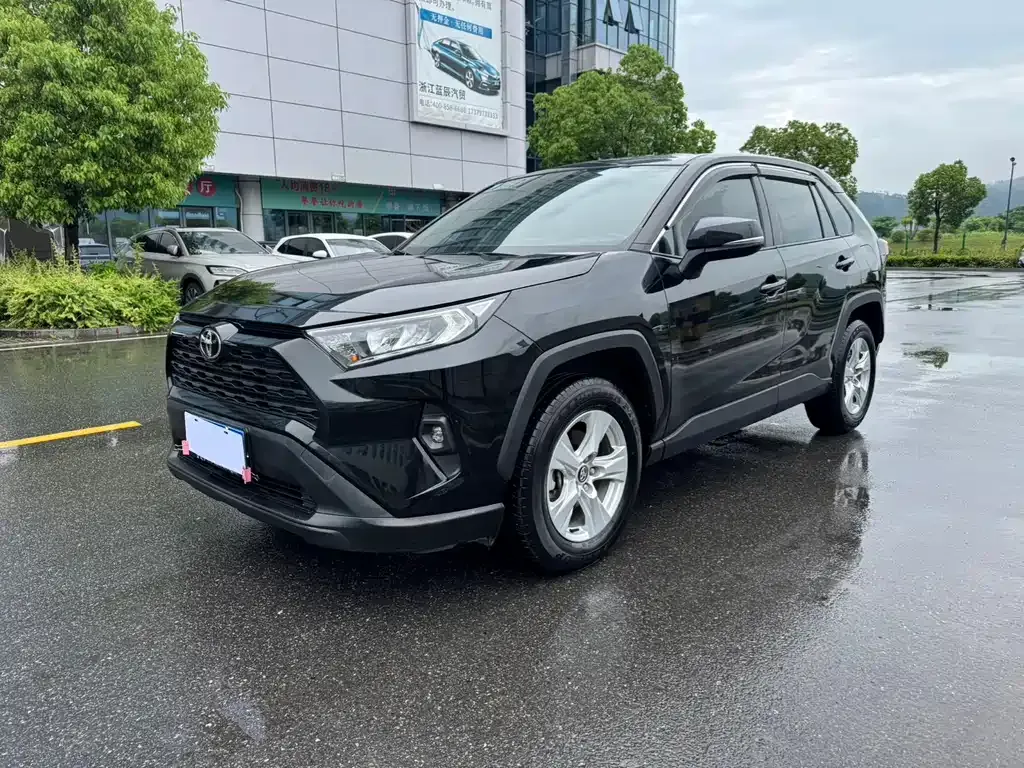 Toyota RAV4 — фото 9