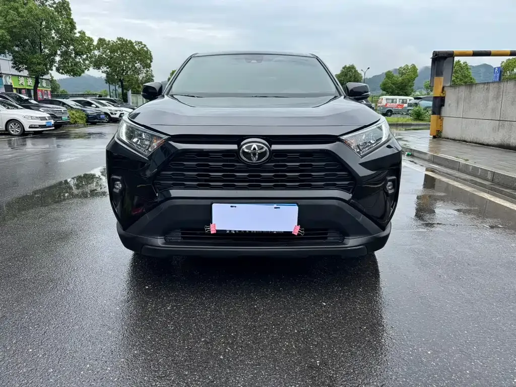 Toyota RAV4 — фото 8