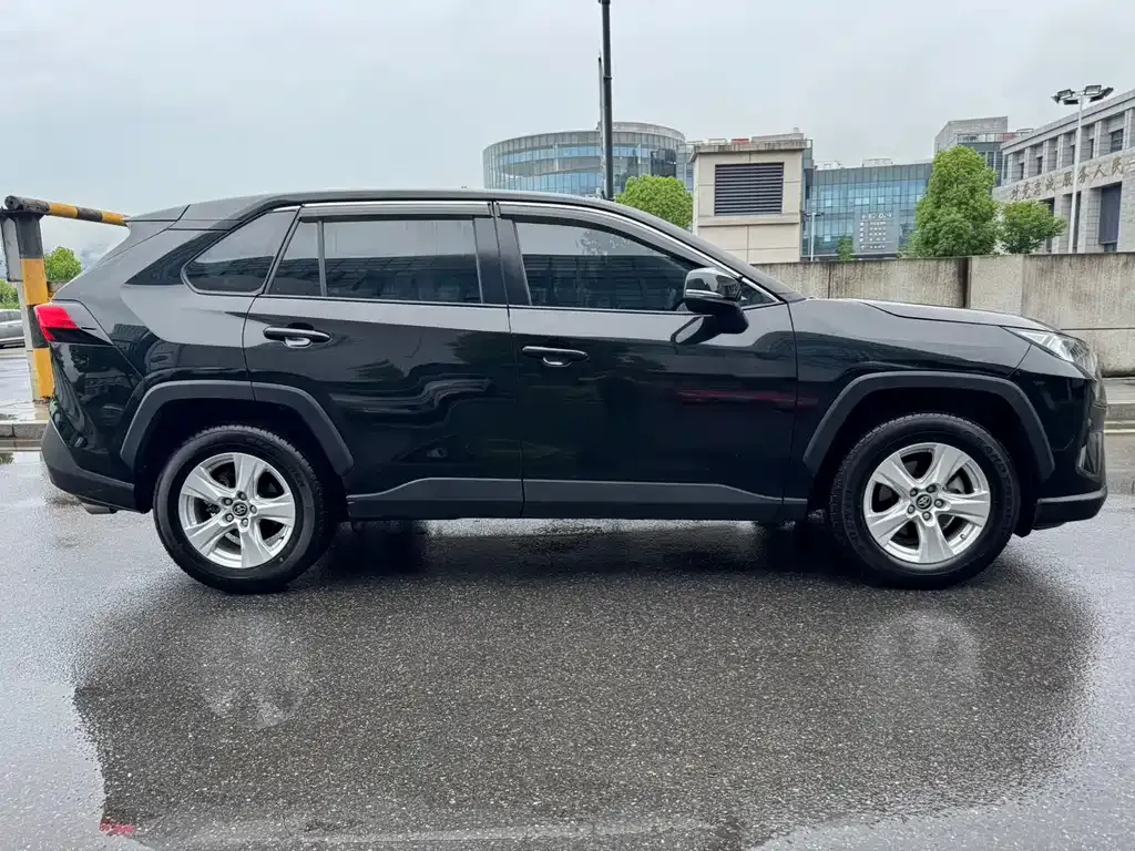Toyota RAV4 — фото 4