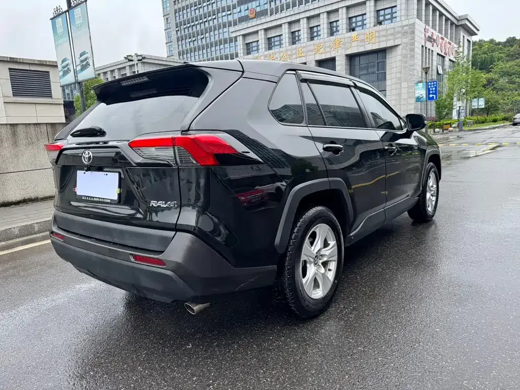 Toyota RAV4 — фото 3