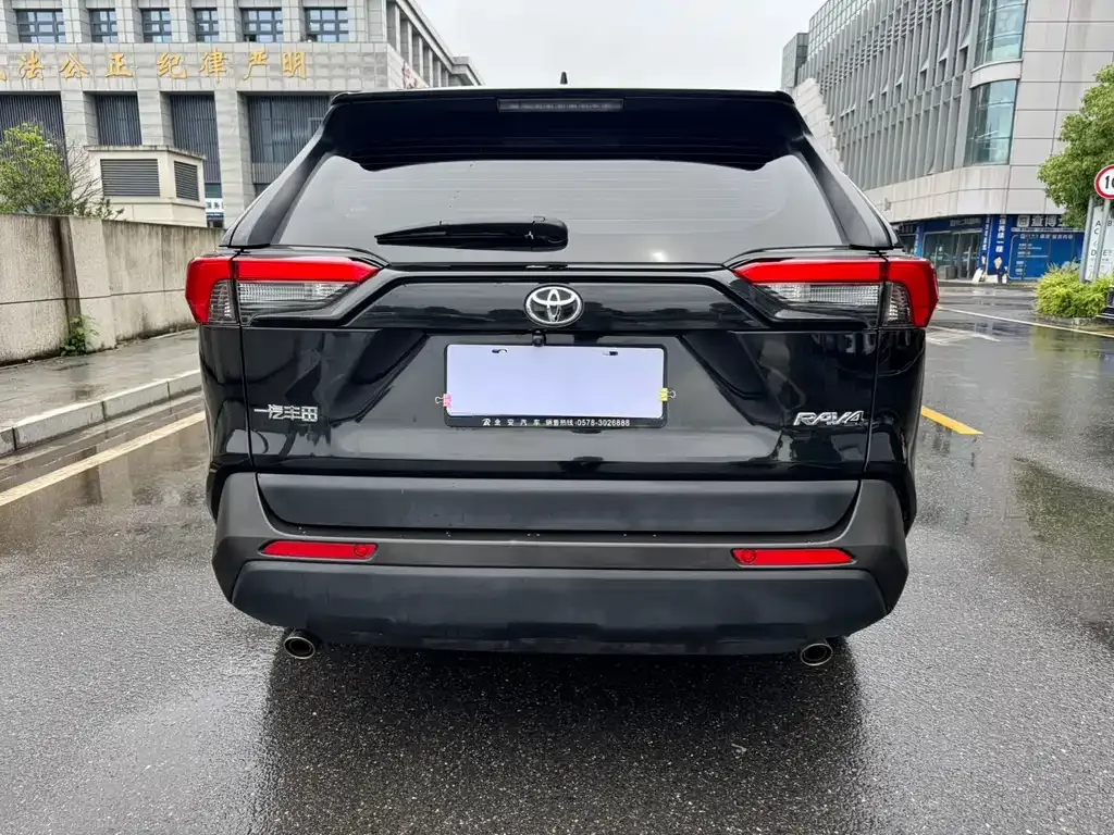 Toyota RAV4 — фото 5