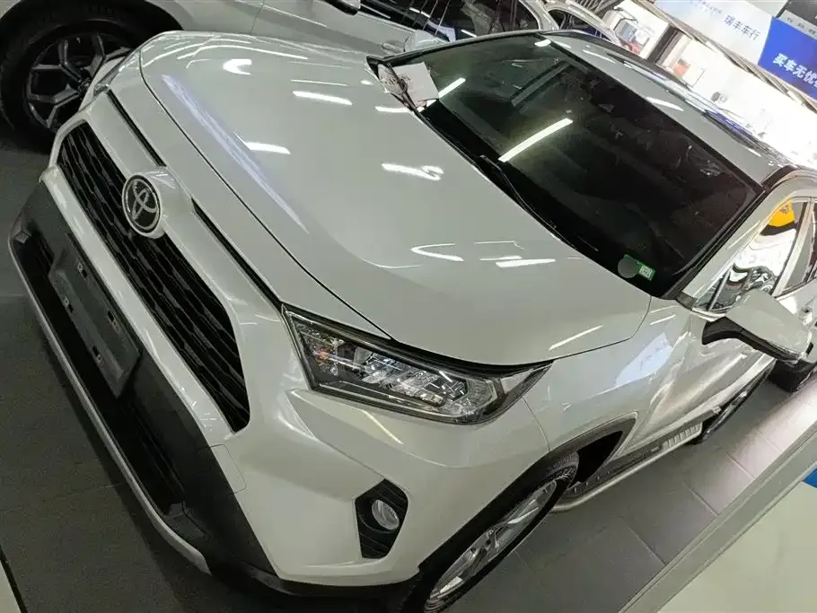 Toyota RAV4 — фото 1