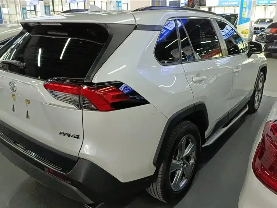 Toyota RAV4 — фото 6