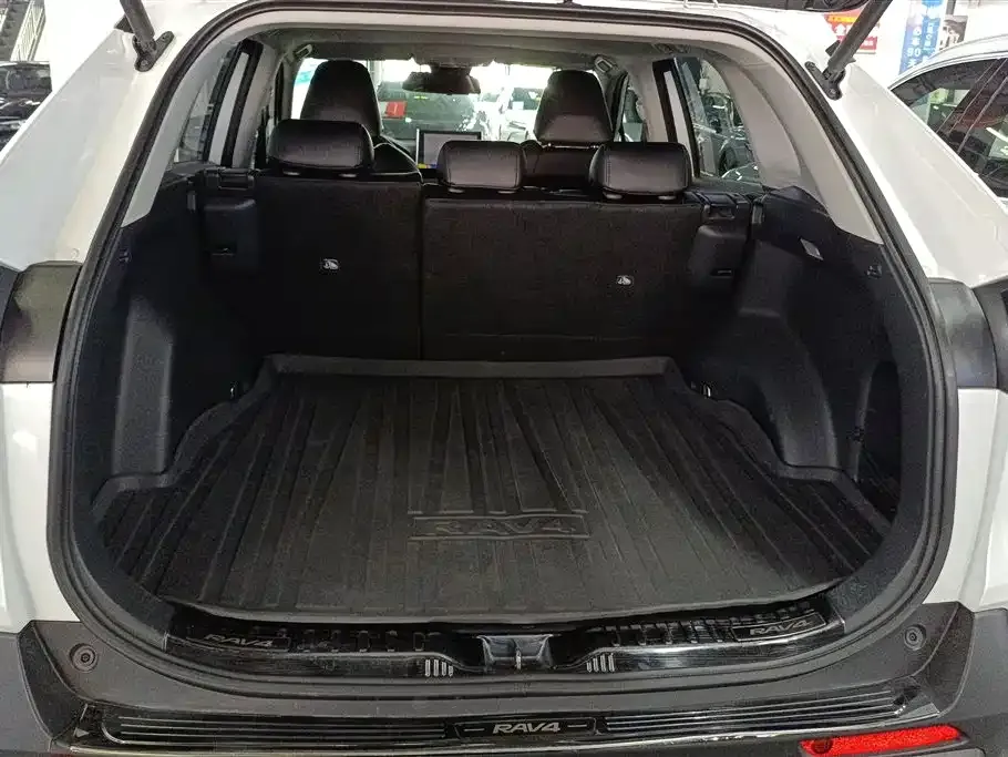 Toyota RAV4 — фото 9