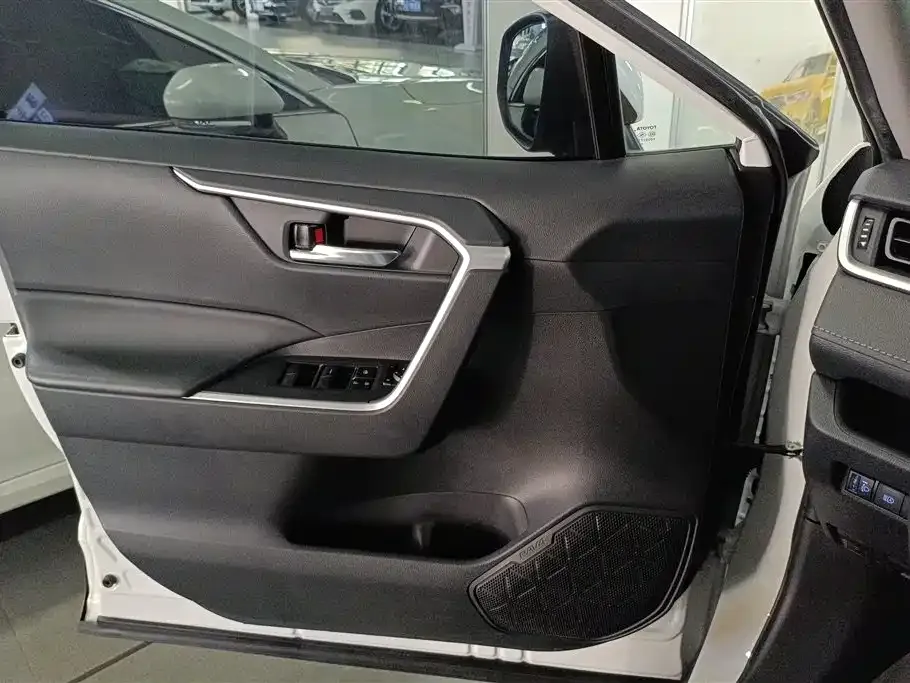 Toyota RAV4 — фото 10