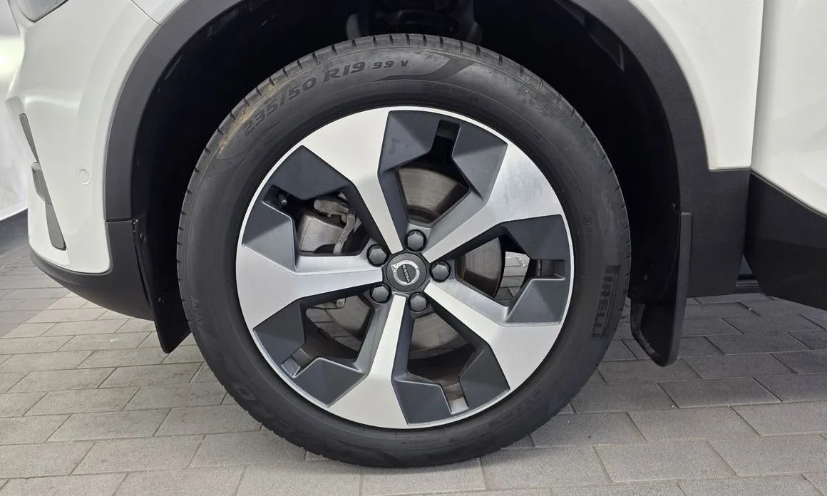 Volvo XC40 — фото 9