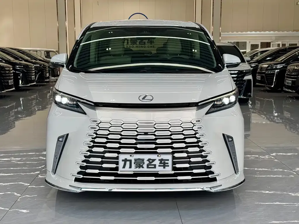 Lexus LM — фото 2
