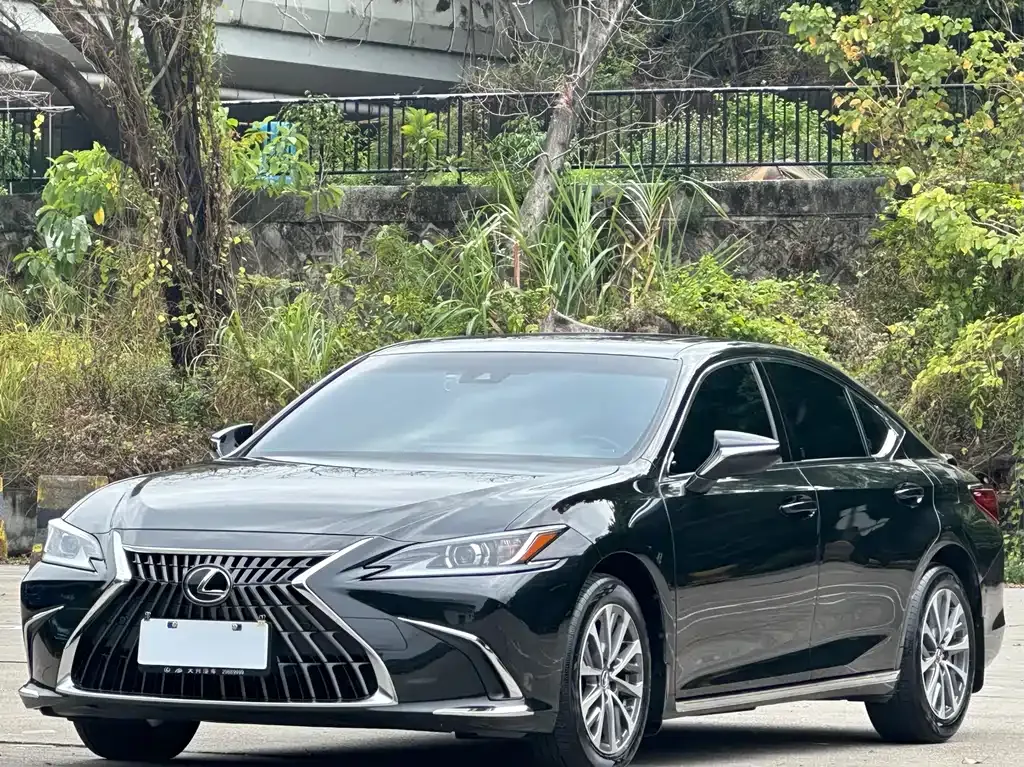 Lexus ES — фото 1