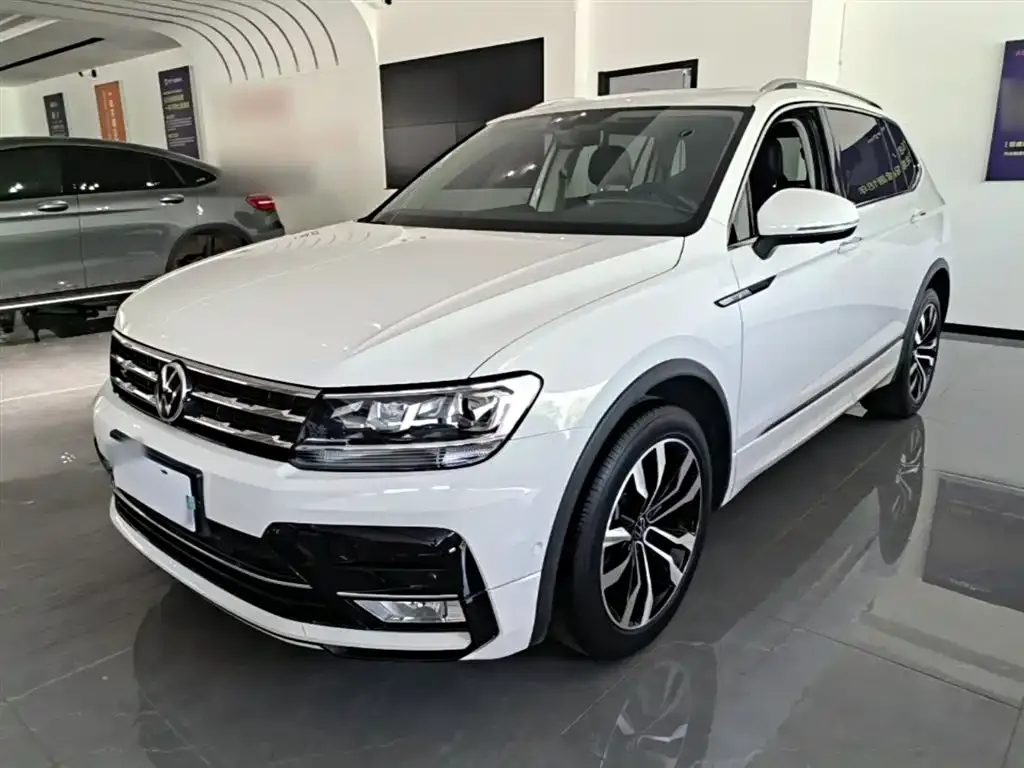 Volkswagen Tiguan L — фото 1