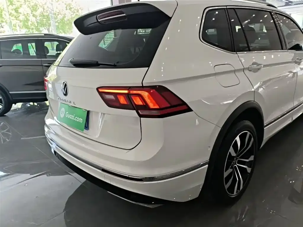 Volkswagen Tiguan L — фото 10