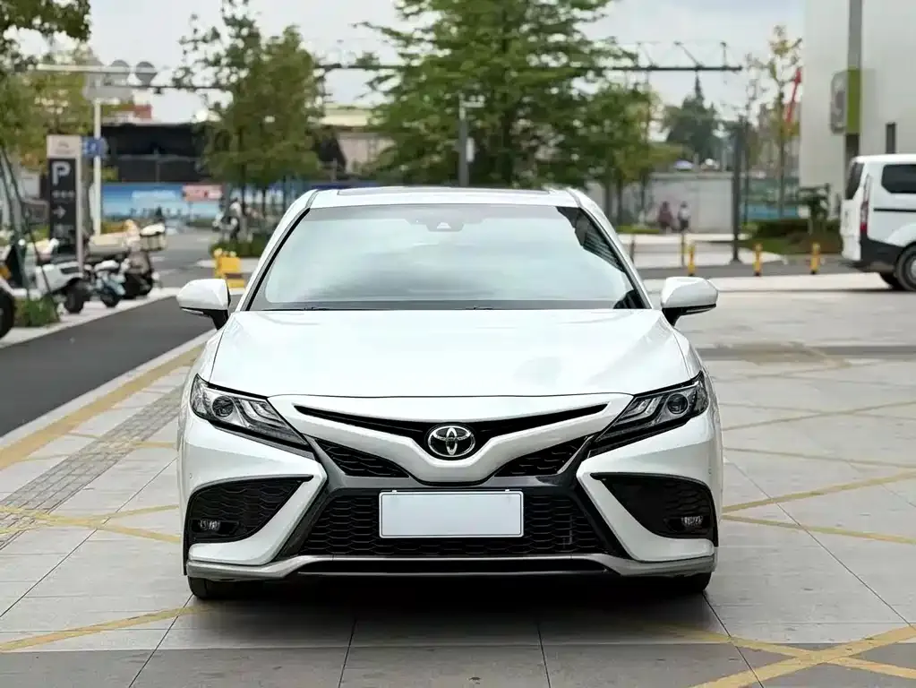 Toyota Camry — фото 1