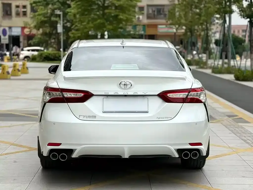 Toyota Camry — фото 2