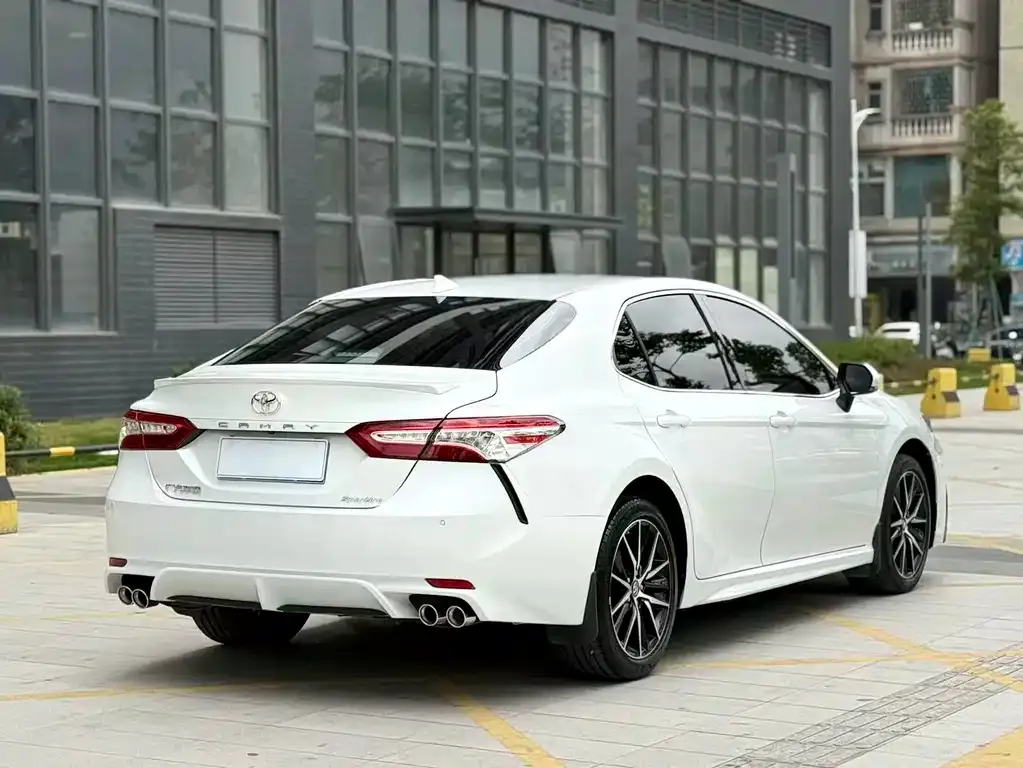 Toyota Camry — фото 3