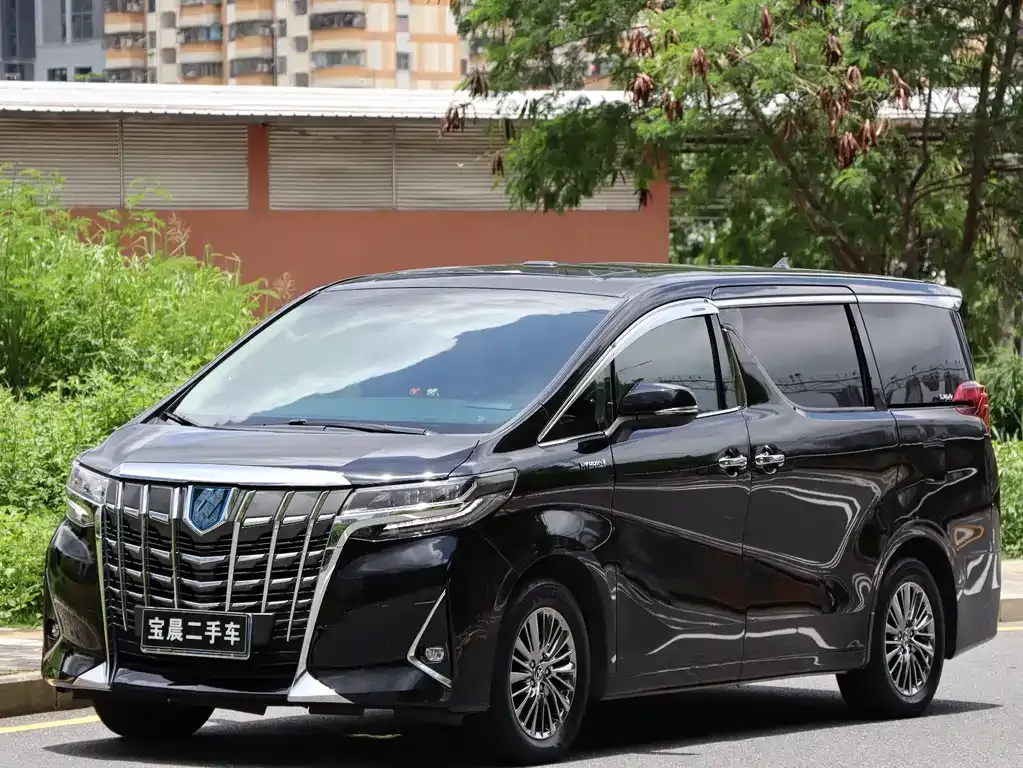 Toyota Alphard — фото 1