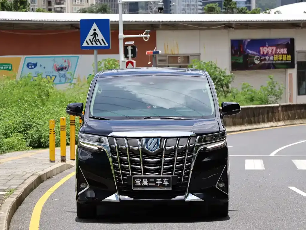 Toyota Alphard — фото 4
