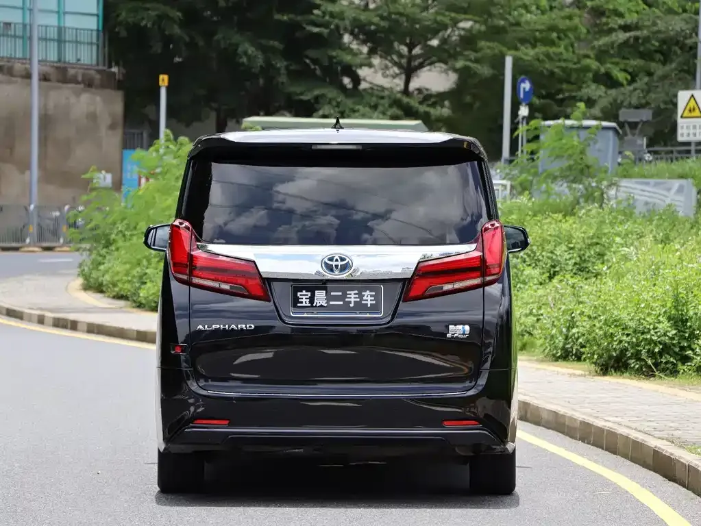 Toyota Alphard — фото 8