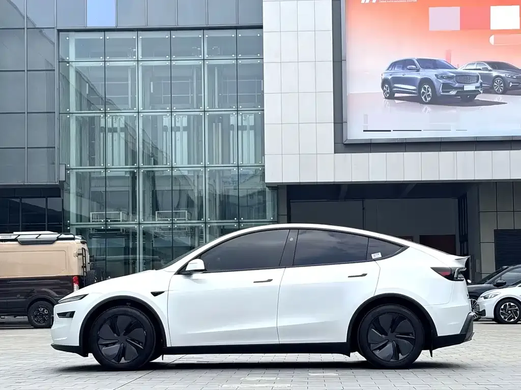 Tesla Model Y — фото 9