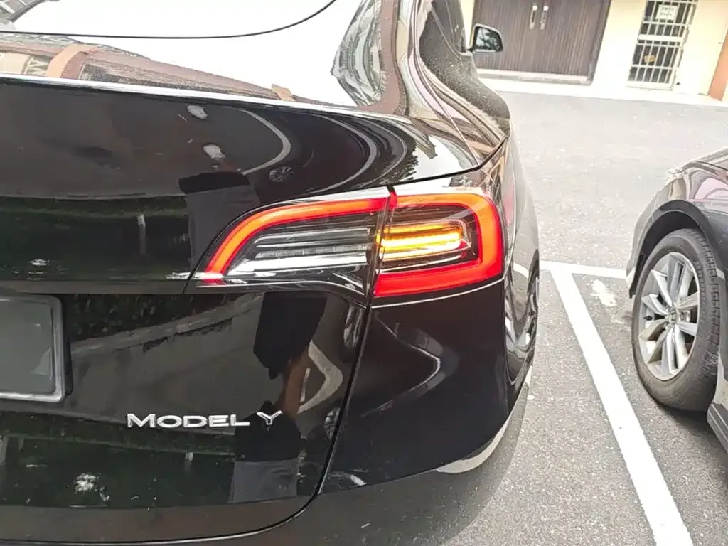 Tesla Model Y — фото 5