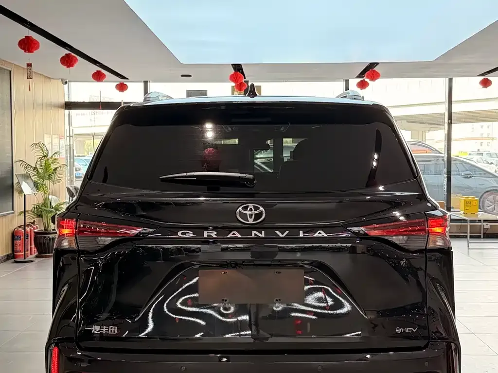 Toyota Granvia — фото 3