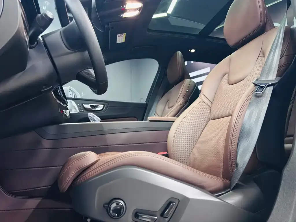 Volvo XC60 PHEV 2023 из CN, фото 10