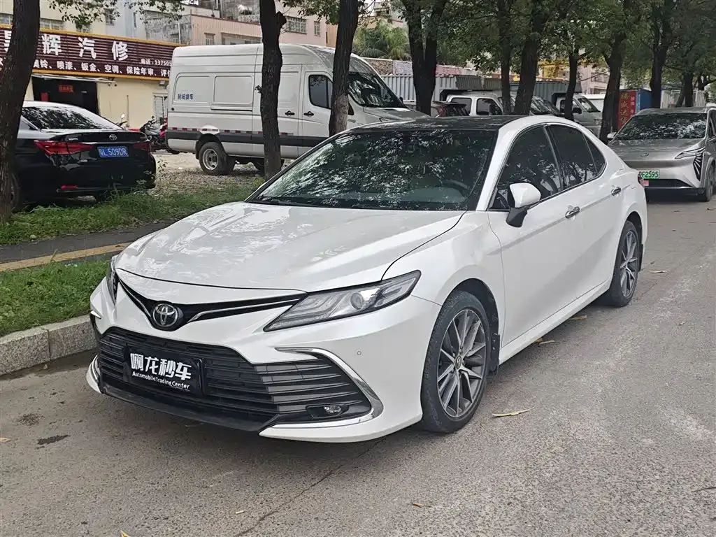 Toyota Camry — фото 1