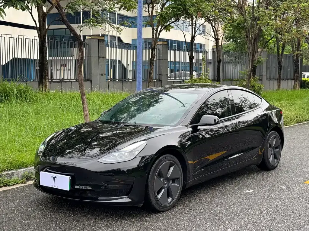 Tesla Model 3 — фото 1