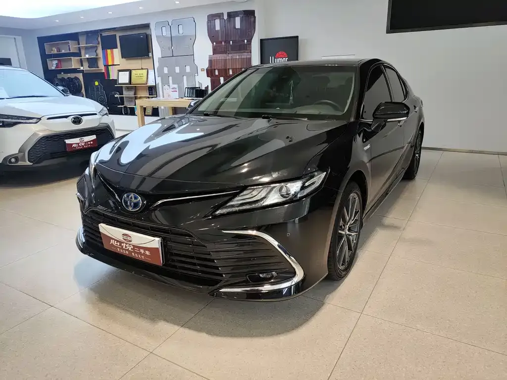 Toyota Camry — фото 1