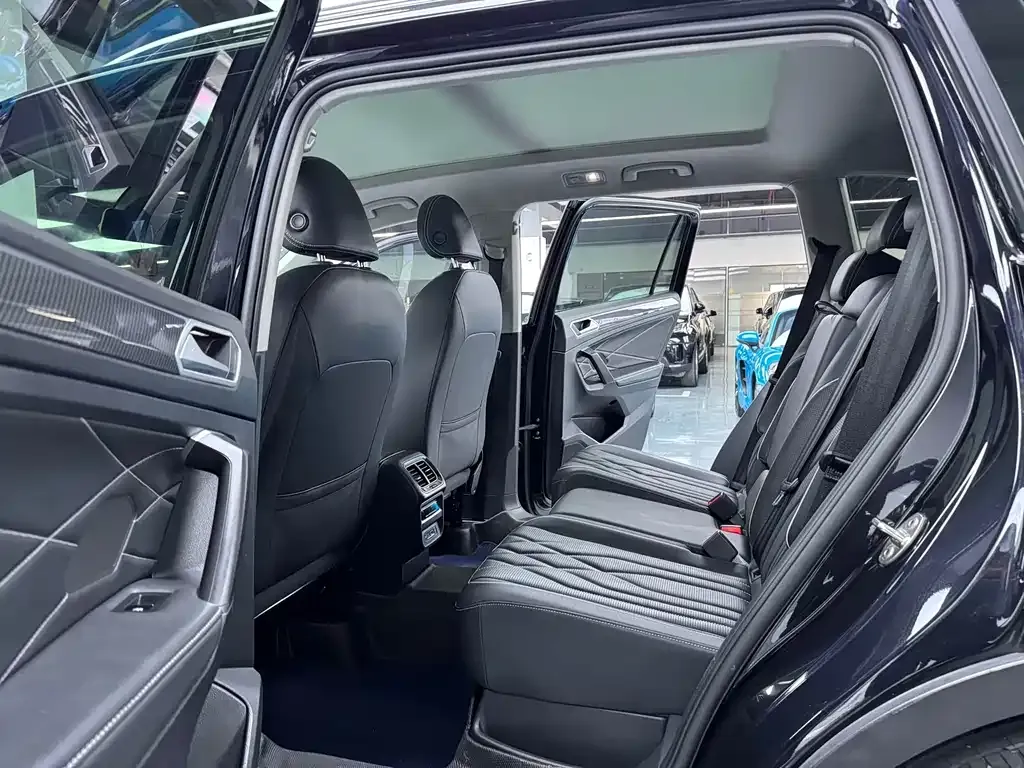 Volkswagen Tiguan L — фото 10